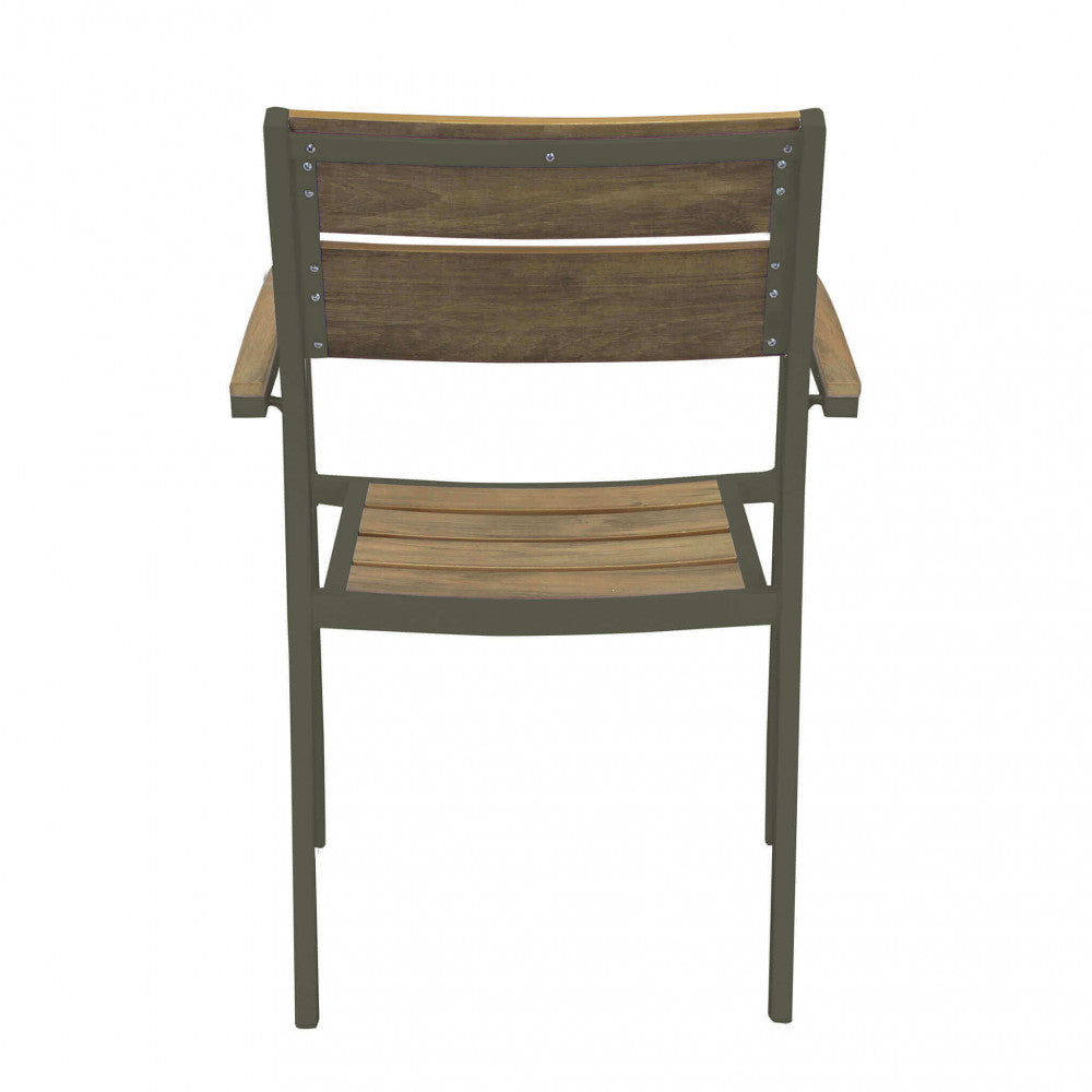 Poltrona da esterno Cayman in alluminio e polywood color teak taupe, posizionata su una terrazza soleggiata.