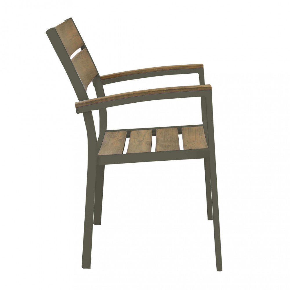 Poltrona da esterno Cayman in alluminio e polywood color teak taupe, posizionata su una terrazza soleggiata.