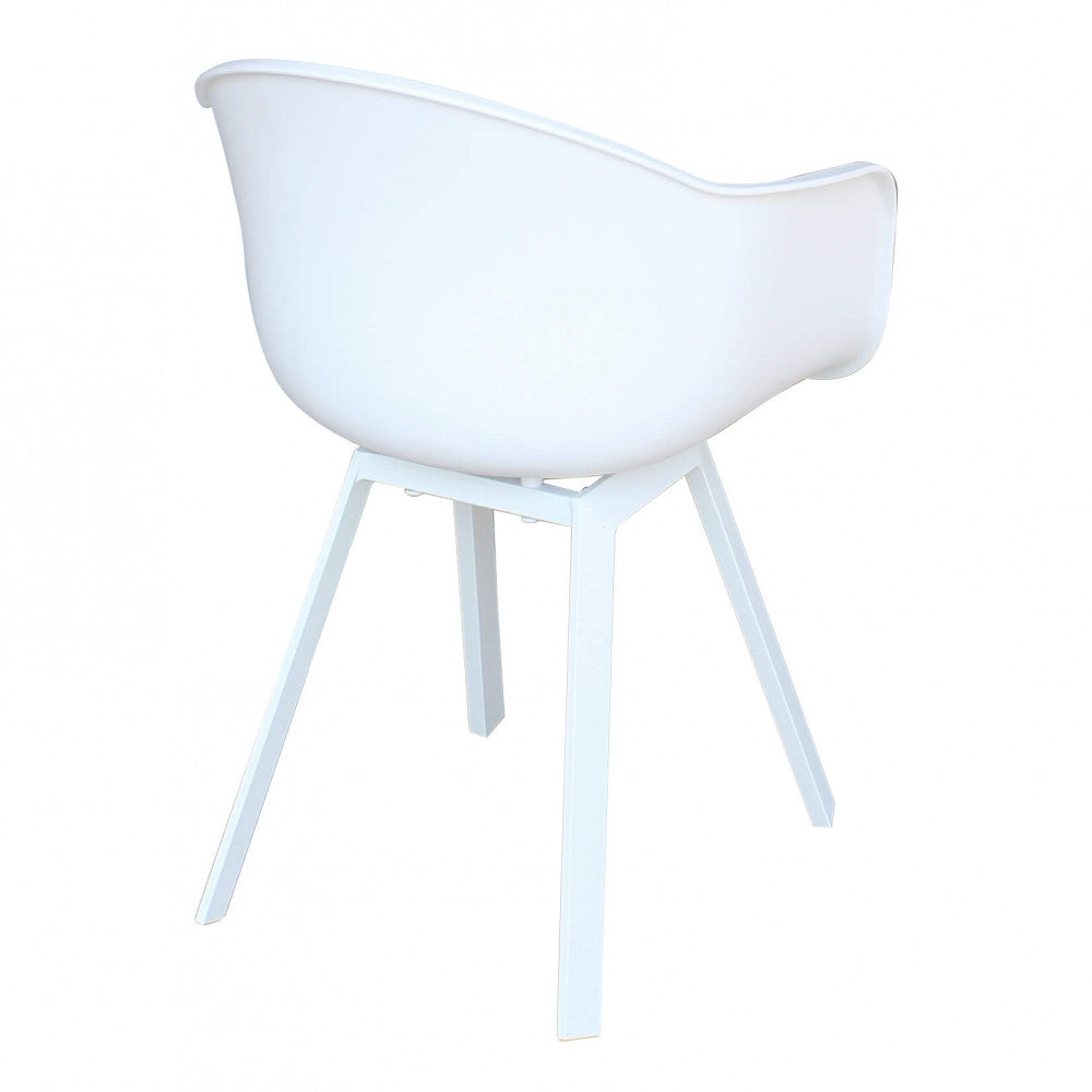 Poltrona da esterno Maui in alluminio colore bianco con seduta in polipropilene, posizionata su un patio.