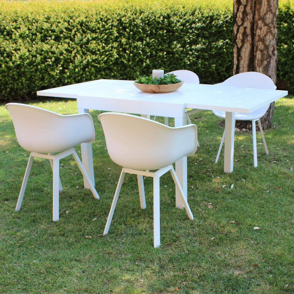 Poltrona da esterno Maui in alluminio colore bianco con seduta in polipropilene, posizionata su un patio.