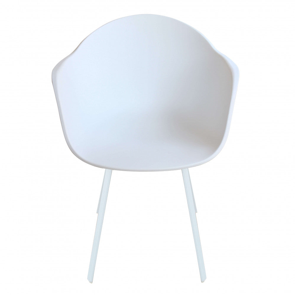 Poltrona da esterno Maui in alluminio colore bianco con seduta in polipropilene, posizionata su un patio.