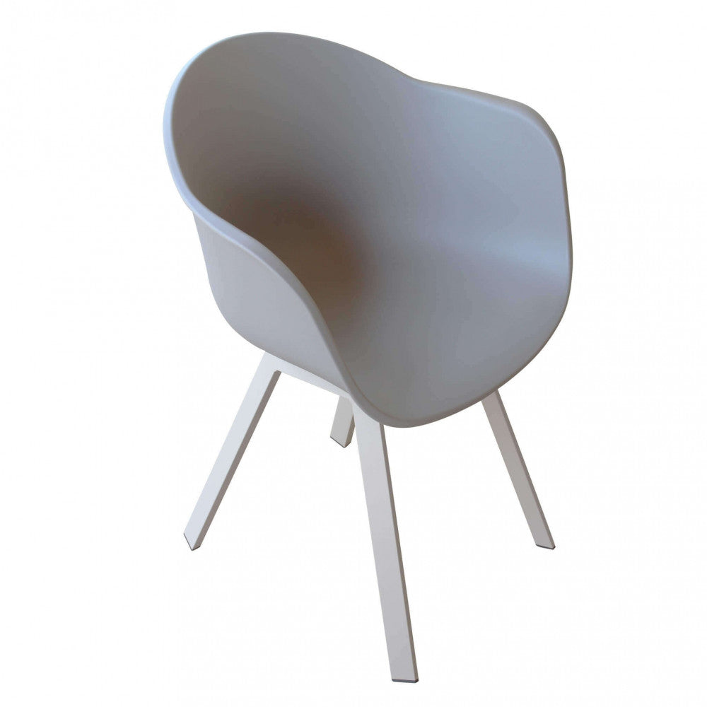 Poltrona da esterno Maui in alluminio colore tortora con seduta in polipropilene, posizionata su un patio.