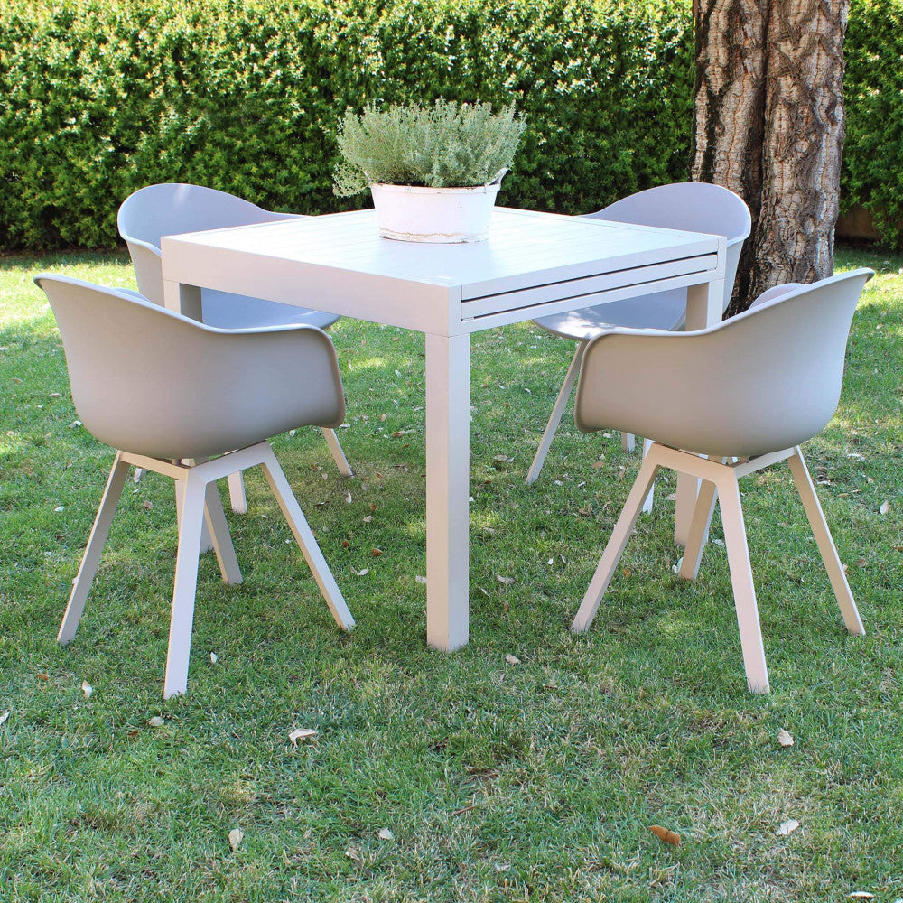 Poltrona da esterno Maui in alluminio colore tortora con seduta in polipropilene, posizionata su un patio