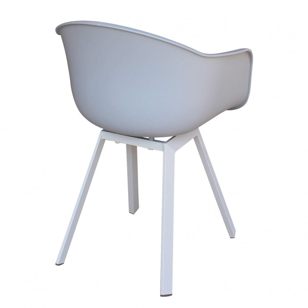 Poltrona da esterno Maui in alluminio colore tortora con seduta in polipropilene, posizionata su un patio