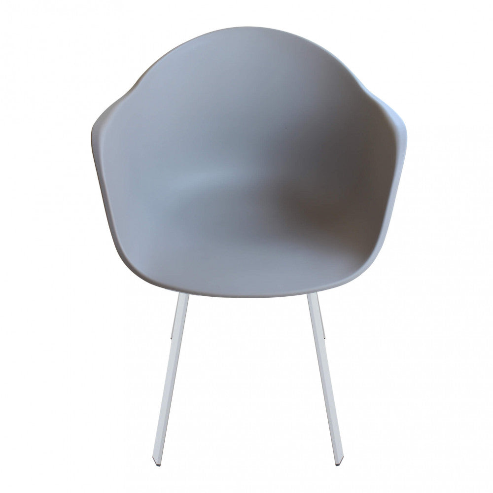 Poltrona da esterno Maui in alluminio colore tortora con seduta in polipropilene, posizionata su un patio.