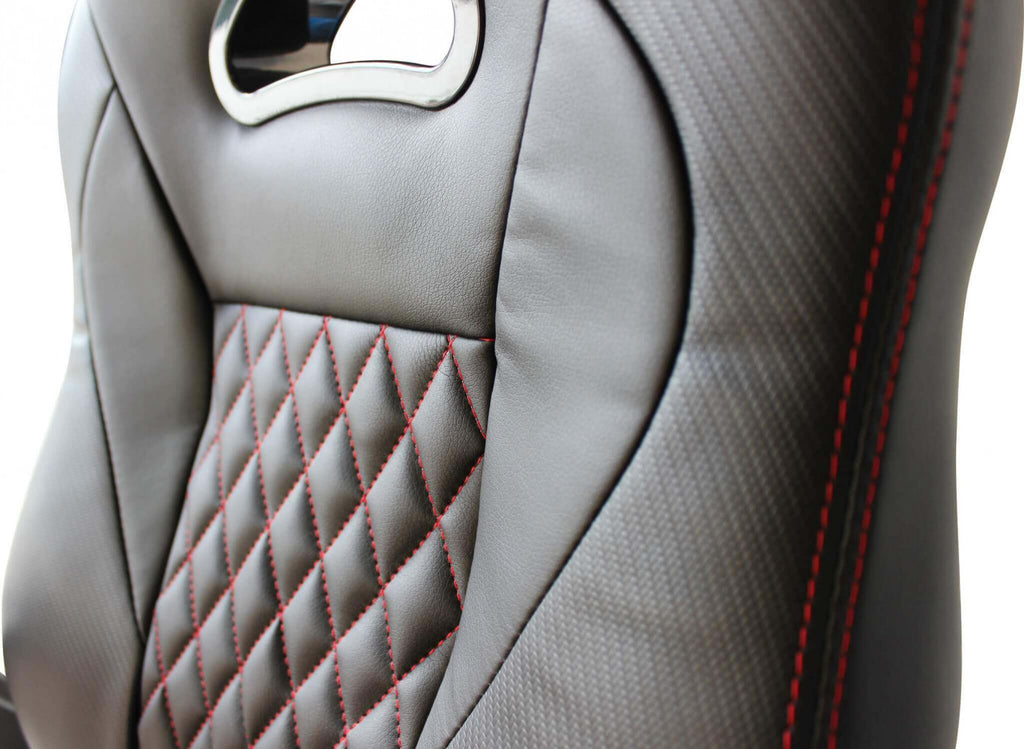 Focus sulla texture tattile dello schienale in poliuretano nero con elegante motivo a rombi e cuciture rosse.