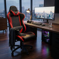 Poltrona da gaming Fallout rossa e nera inserita in un elegante studio moderno con vista panoramica sulla città.