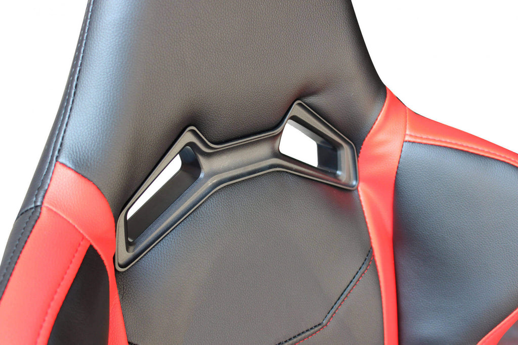 Focus sullo schienale ergonomico con prese d'aria stilizzate e texture del rivestimento in poliuretano.