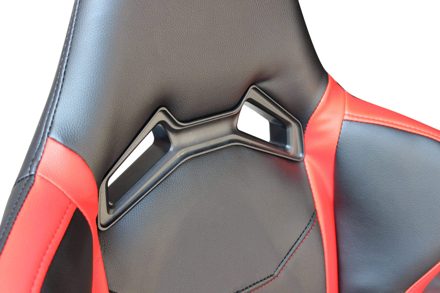 Focus sullo schienale ergonomico con prese d'aria stilizzate e texture del rivestimento in poliuretano.