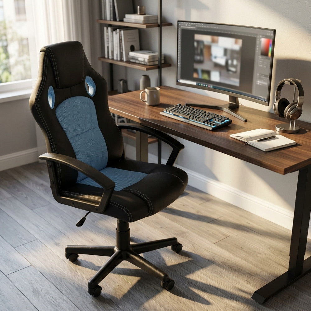 Poltrona da ufficio ergonomica azzurra e nera inserita in un elegante spazio di lavoro domestico con doppio monitor.