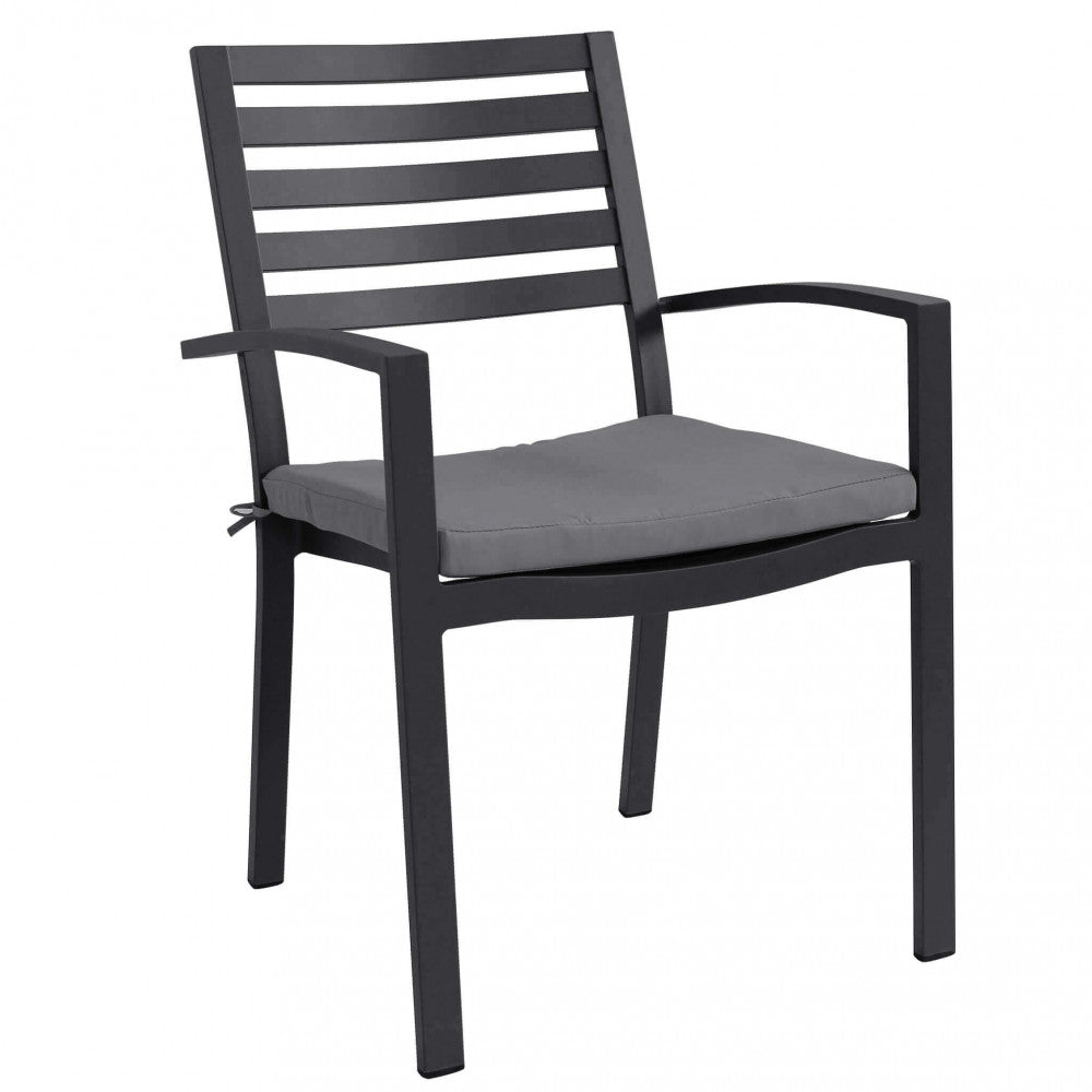 Poltrona da giardino Formentera in alluminio colore antracite con cuscino taupe, posizionata su una terrazza.