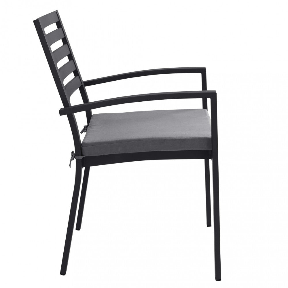 Poltrona da giardino Formentera in alluminio colore antracite con cuscino taupe, posizionata su una terrazza.