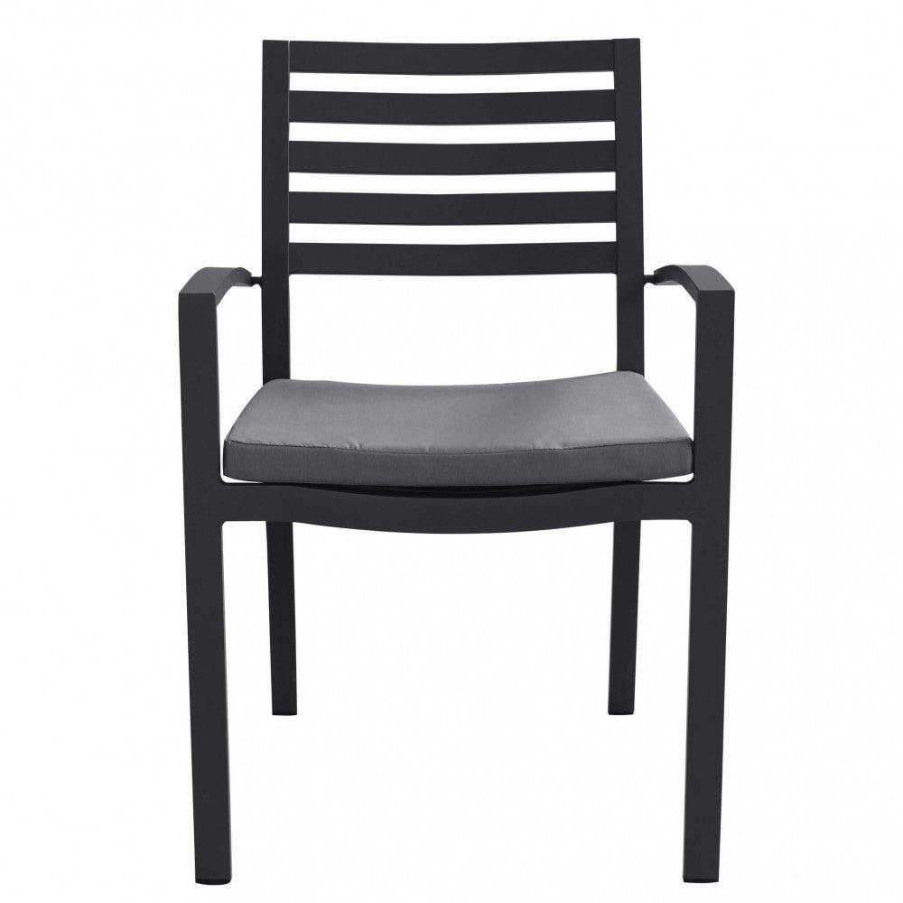 Poltrona da giardino Formentera in alluminio colore antracite con cuscino taupe, posizionata su una terrazza.