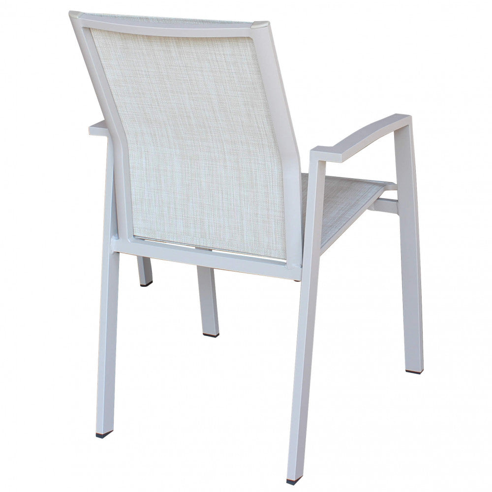 Poltrona da giardino Maili impilabile in alluminio taupe e textilene tortora, posizionata su una terrazza moderna.