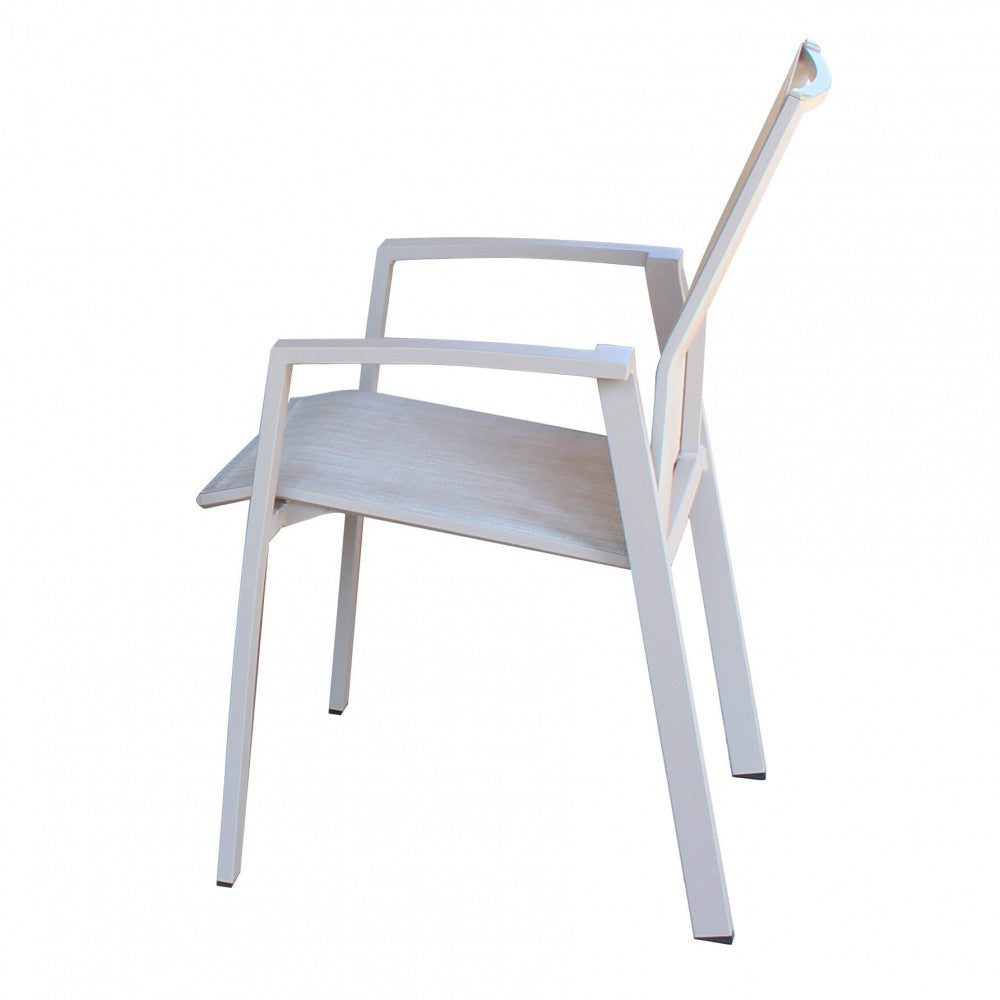 Poltrona da giardino Maili impilabile in alluminio taupe e textilene tortora, posizionata su una terrazza moderna.