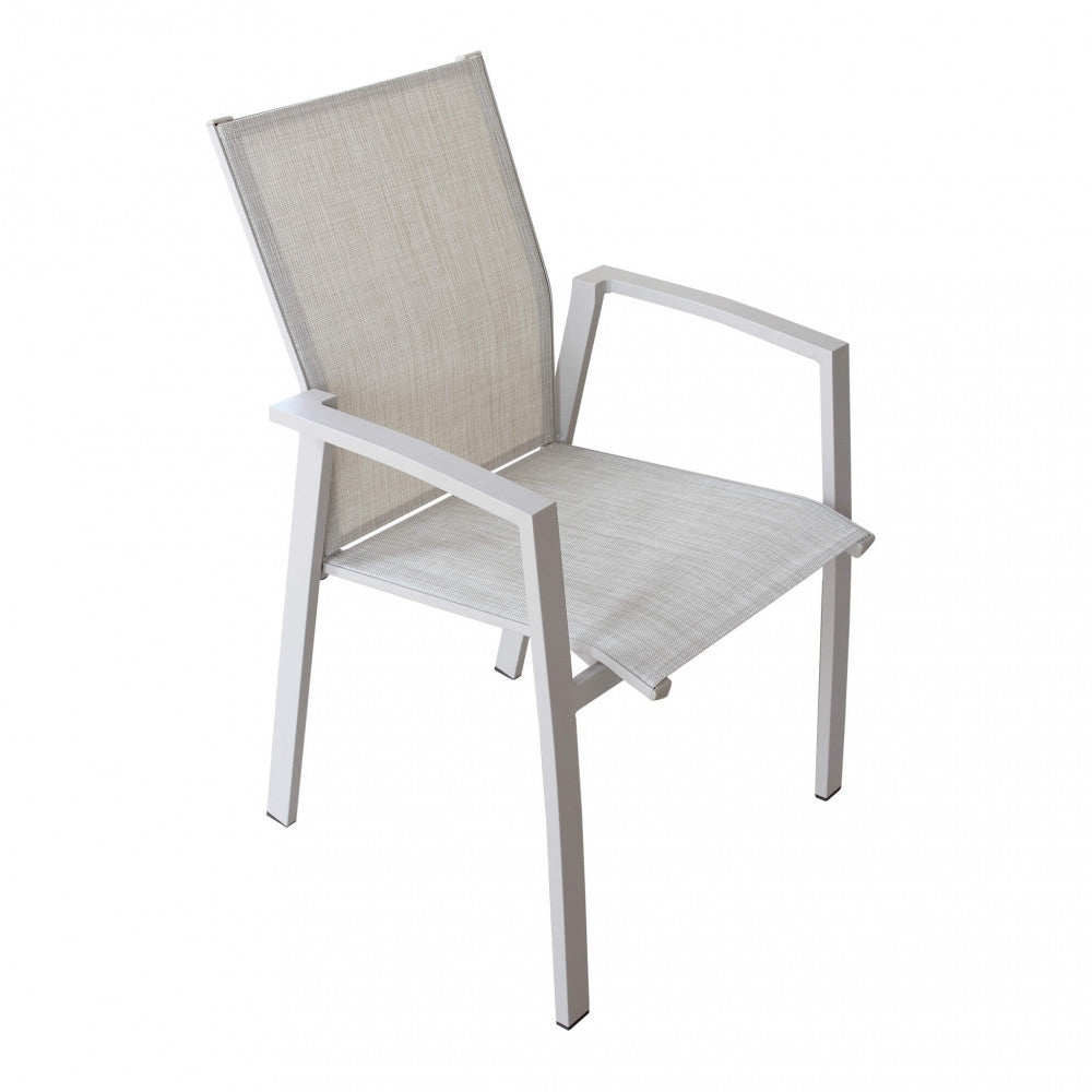 Poltrona da giardino Maili impilabile in alluminio taupe e textilene tortora, posizionata su una terrazza moderna.