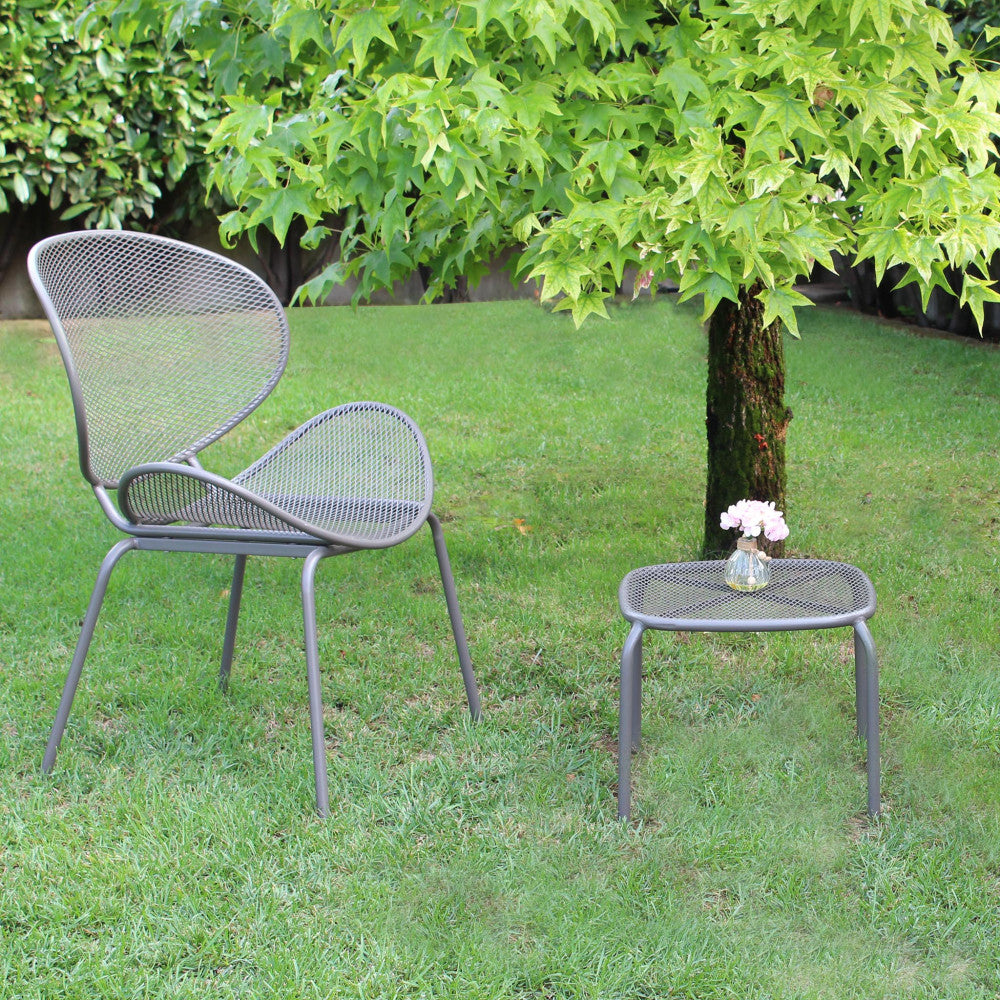 Poltrona da giardino Midway impilabile in metallo colore taupe, posizionata su una terrazza moderna