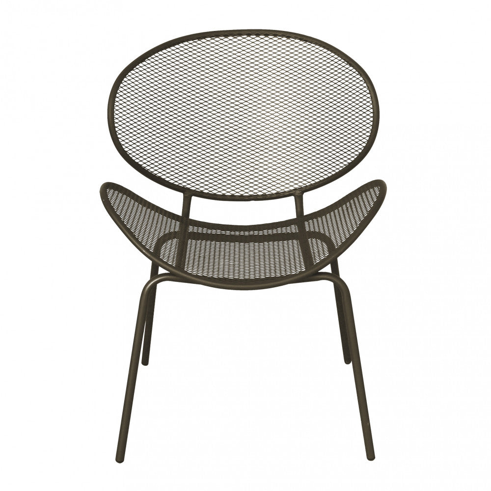 Poltrona da giardino Midway impilabile in metallo colore taupe, posizionata su una terrazza moderna.