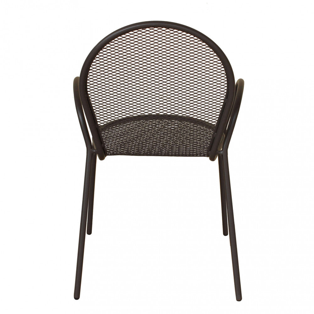 Poltrona da giardino Sheffield impilabile in metallo verniciato a polvere color taupe, posizionata su una terrazza moderna.