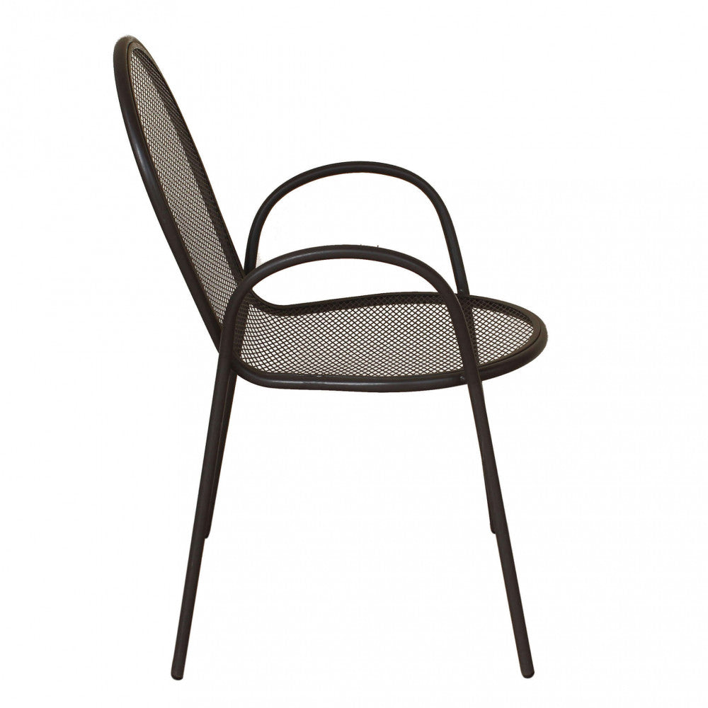 Poltrona da giardino Sheffield impilabile in metallo verniciato a polvere color taupe, posizionata su una terrazza moderna.