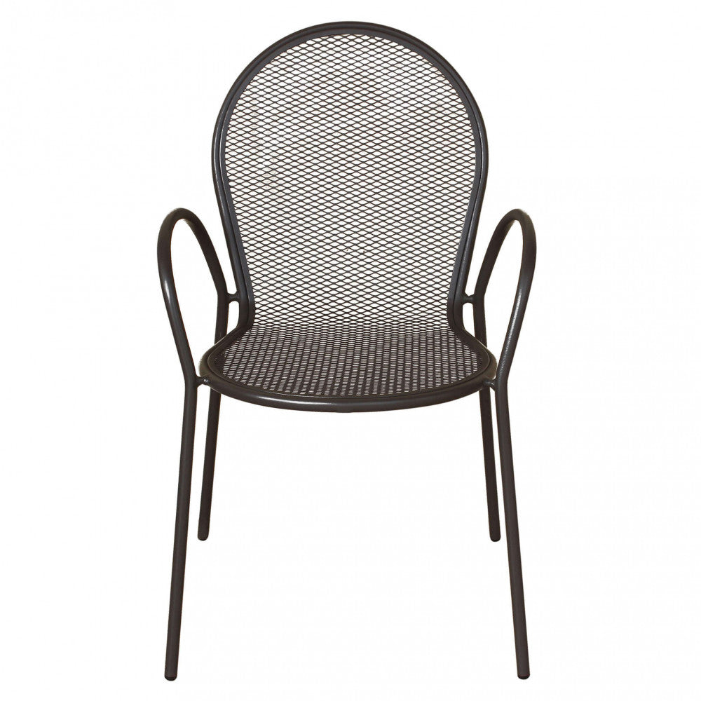 Poltrona da giardino Sheffield impilabile in metallo verniciato a polvere color taupe, posizionata su una terrazza moderna.