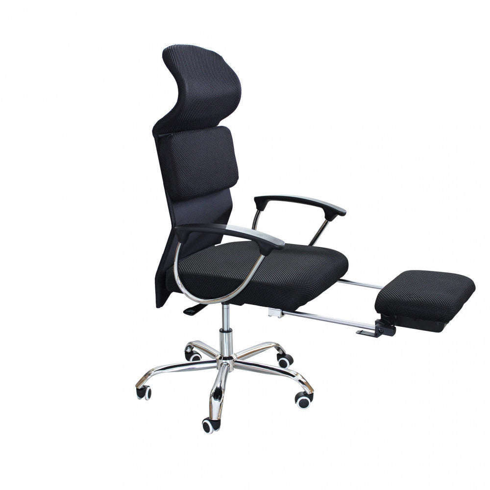 Prospettiva a tre quarti della poltrona relax da ufficio con supporto per le gambe completamente aperto.