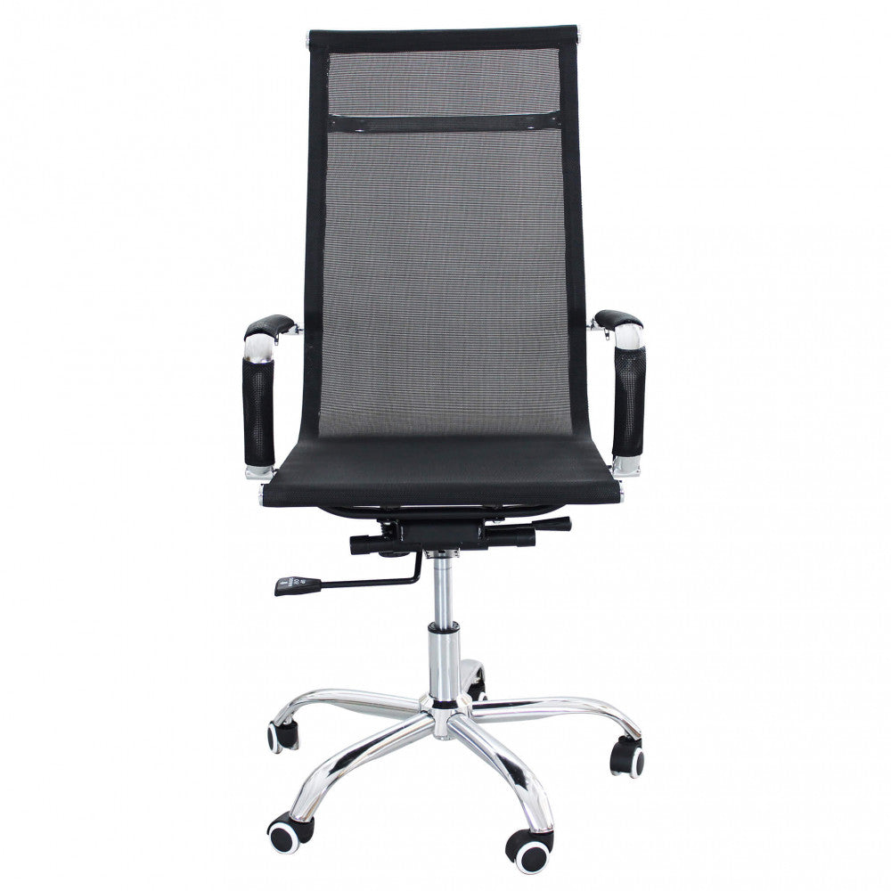 Vista frontale della poltrona Kristy, che mostra l'ampiezza della seduta e il design ergonomico dei braccioli.