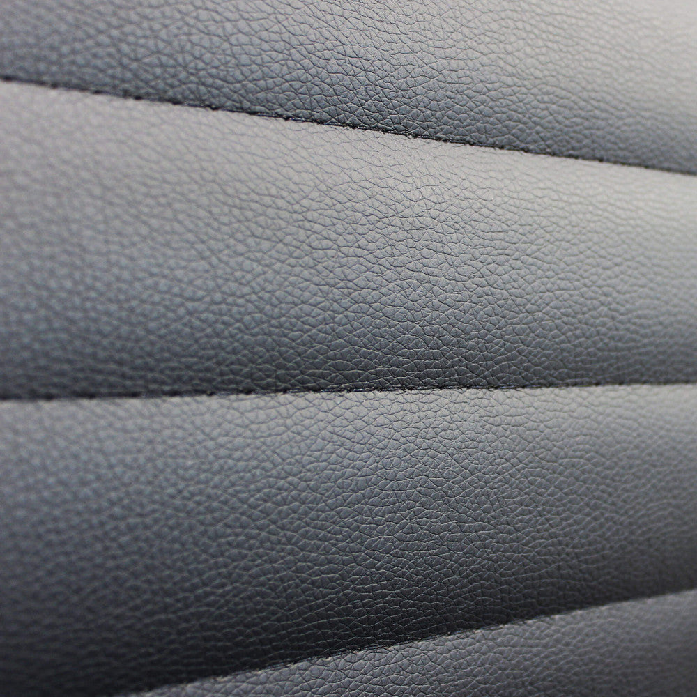 Macrofotografia della texture in poliuretano nero, che mostra la grana raffinata e la finitura opaca.