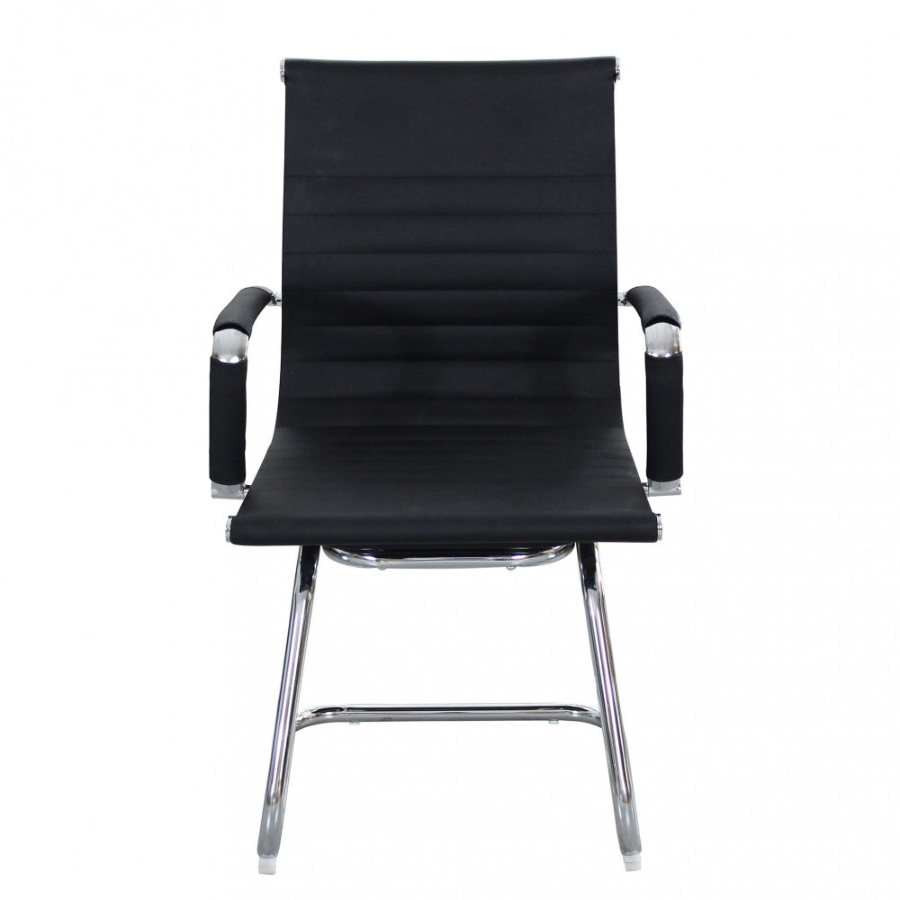 Vista frontale della poltrona da ufficio Kyra, con focus sullo schienale ergonomico e le linee pulite.
