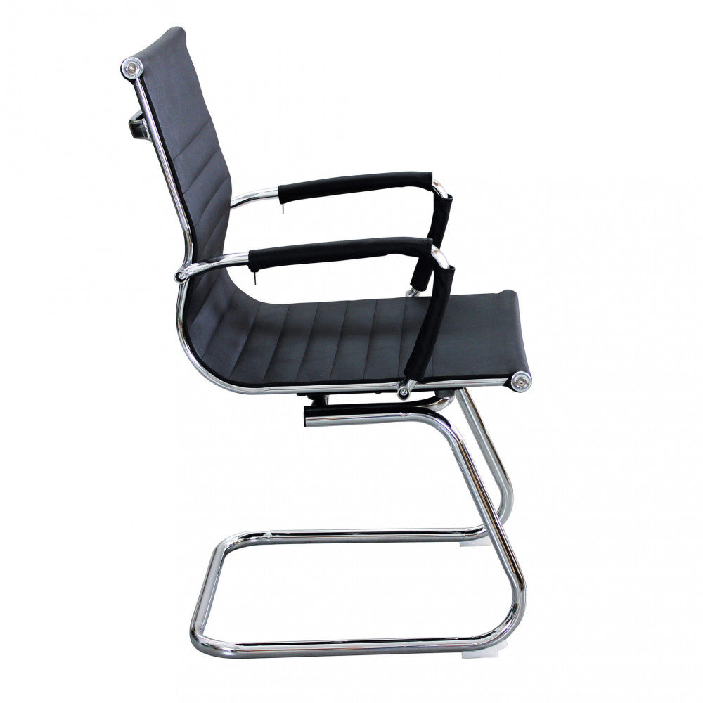 Profilo laterale della poltrona, che mette in risalto il design a slitta e l'inclinazione confortevole.