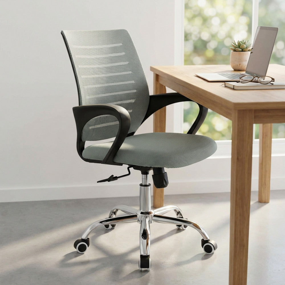 Vista frontale angolata della poltrona da ufficio Melody, che mostra il design ergonomico e i braccioli neri accanto a una scrivania moderna.