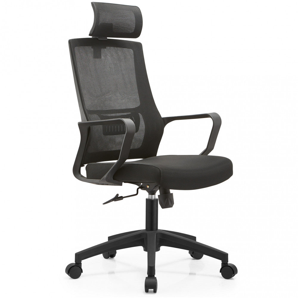 Poltrona da ufficio Tess nera con poggiatesta, ripresa frontale su sfondo bianco puro che ne esalta il design ergonomico e i materiali.