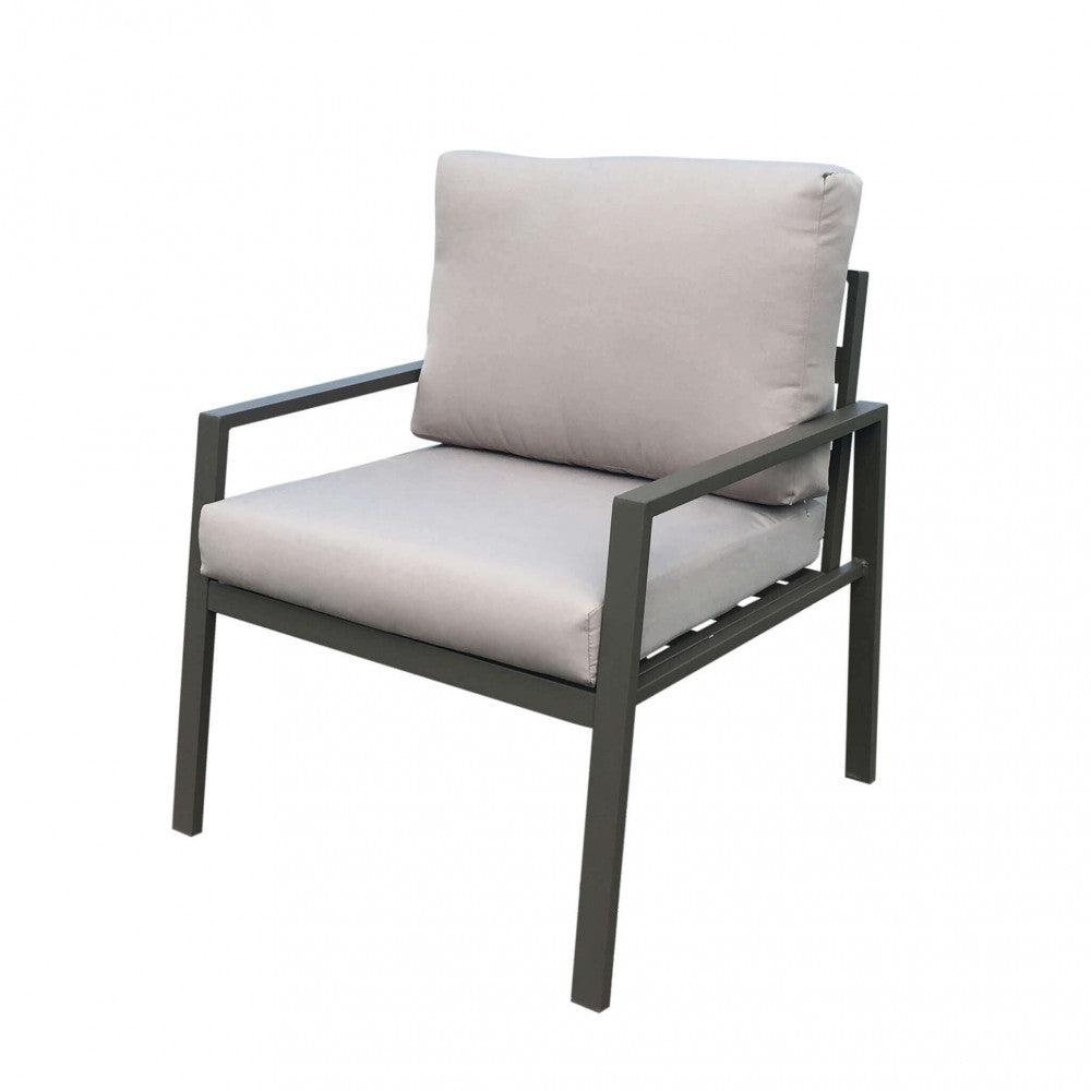 Primo piano della struttura in alluminio verniciato di una poltrona del salotto Helsinki, che evidenzia la finitura e il design pulito