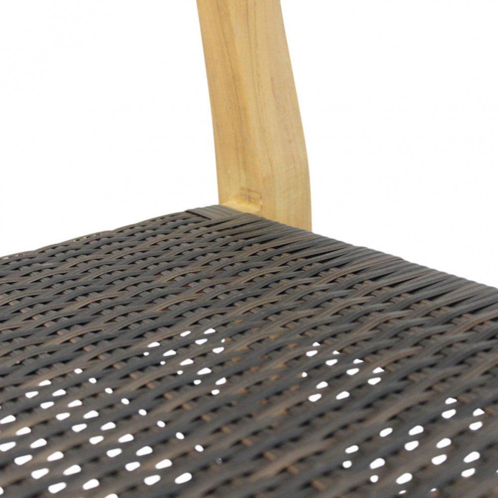 Dettaglio ravvicinato dell'intreccio in wicker antracite sulla seduta della poltrona.