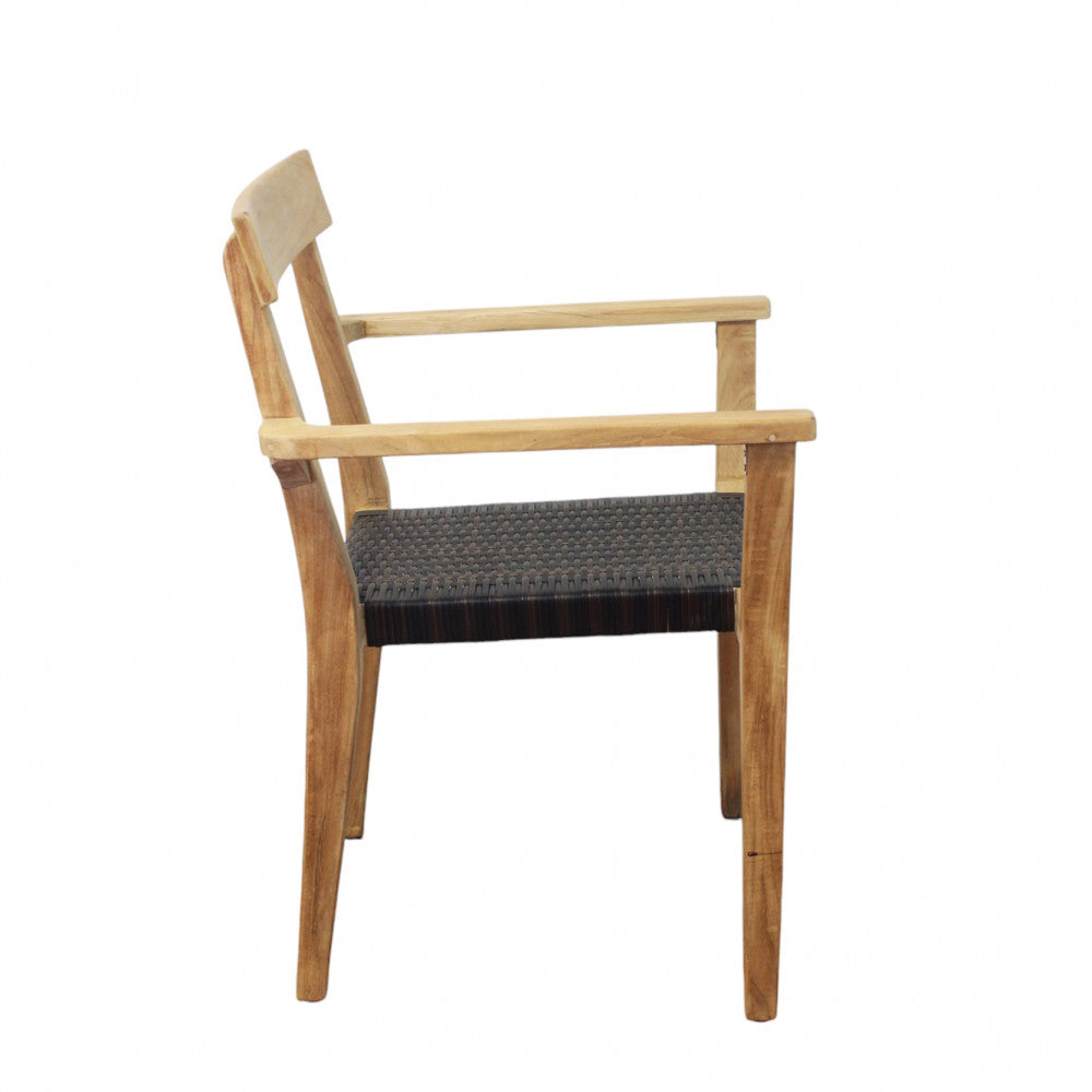 Profilo laterale della poltrona in teak, che illustra l'inclinazione ergonomica dello schienale.