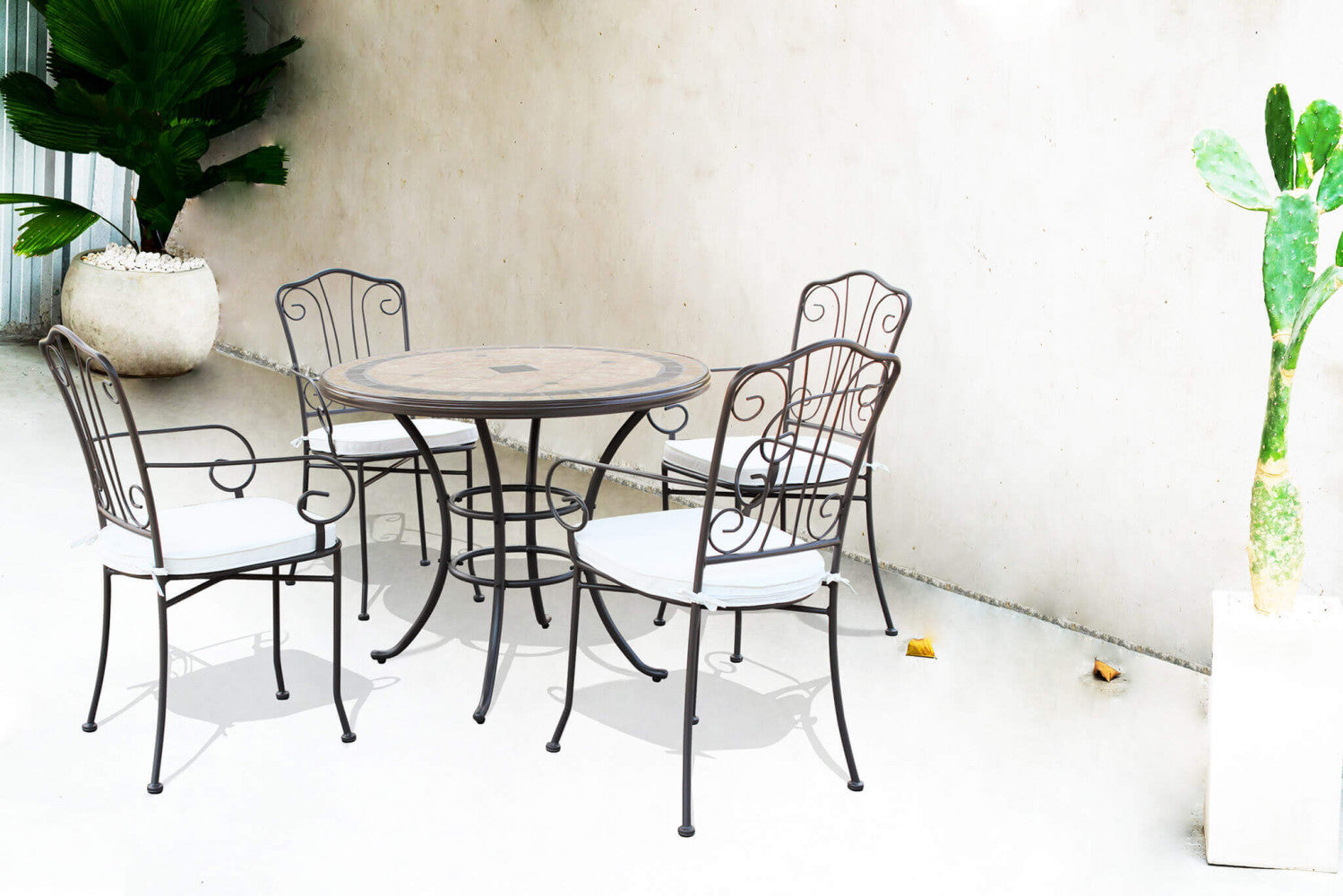 Poltrona da Esterno Demetra in ferro verniciato antracite con cuscino bianco.