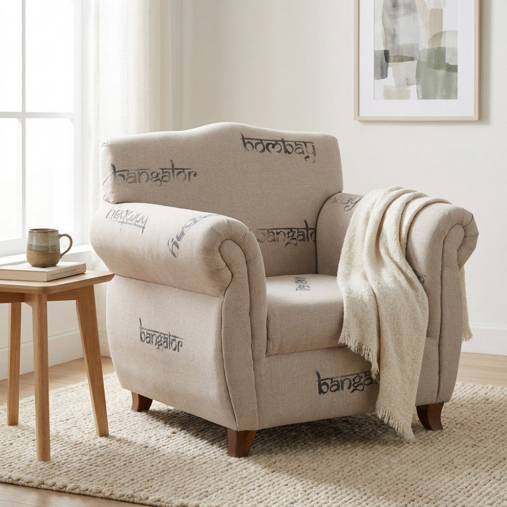 Poltrona DESTINY beige grigio chiaro ambientata in un salotto luminoso con tavolino in legno.