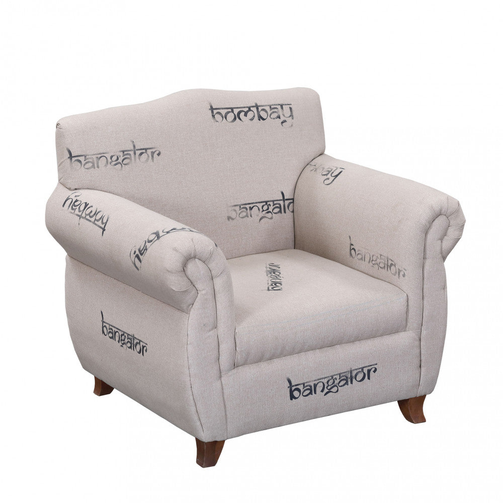 Vista frontale a tre quarti della poltrona DESTINY su sfondo bianco, evidenziando i braccioli arrotondati.