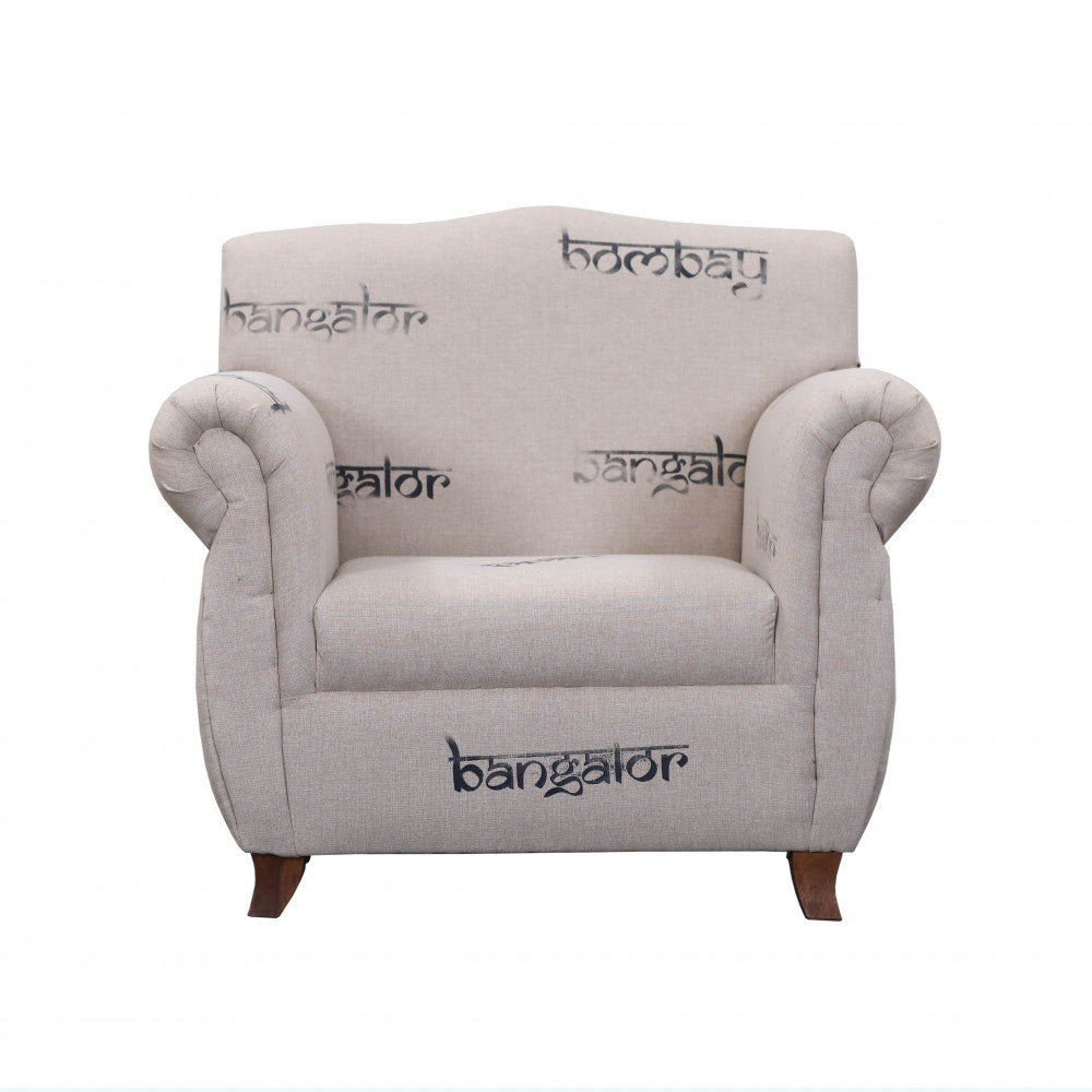 Vista frontale della poltrona DESTINY, che mostra la seduta ampia e i piedini in legno di mango.