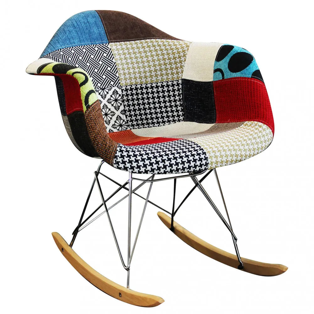 Poltrona dondolo Moritz in tessuto Patchwork multicolor con gambe in metallo e guide in legno, panoramica frontale