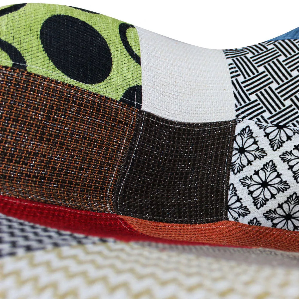 Poltrona dondolo Moritz in tessuto Patchwork multicolor con gambe in metallo e guide in legno, particolare trama e cuciture