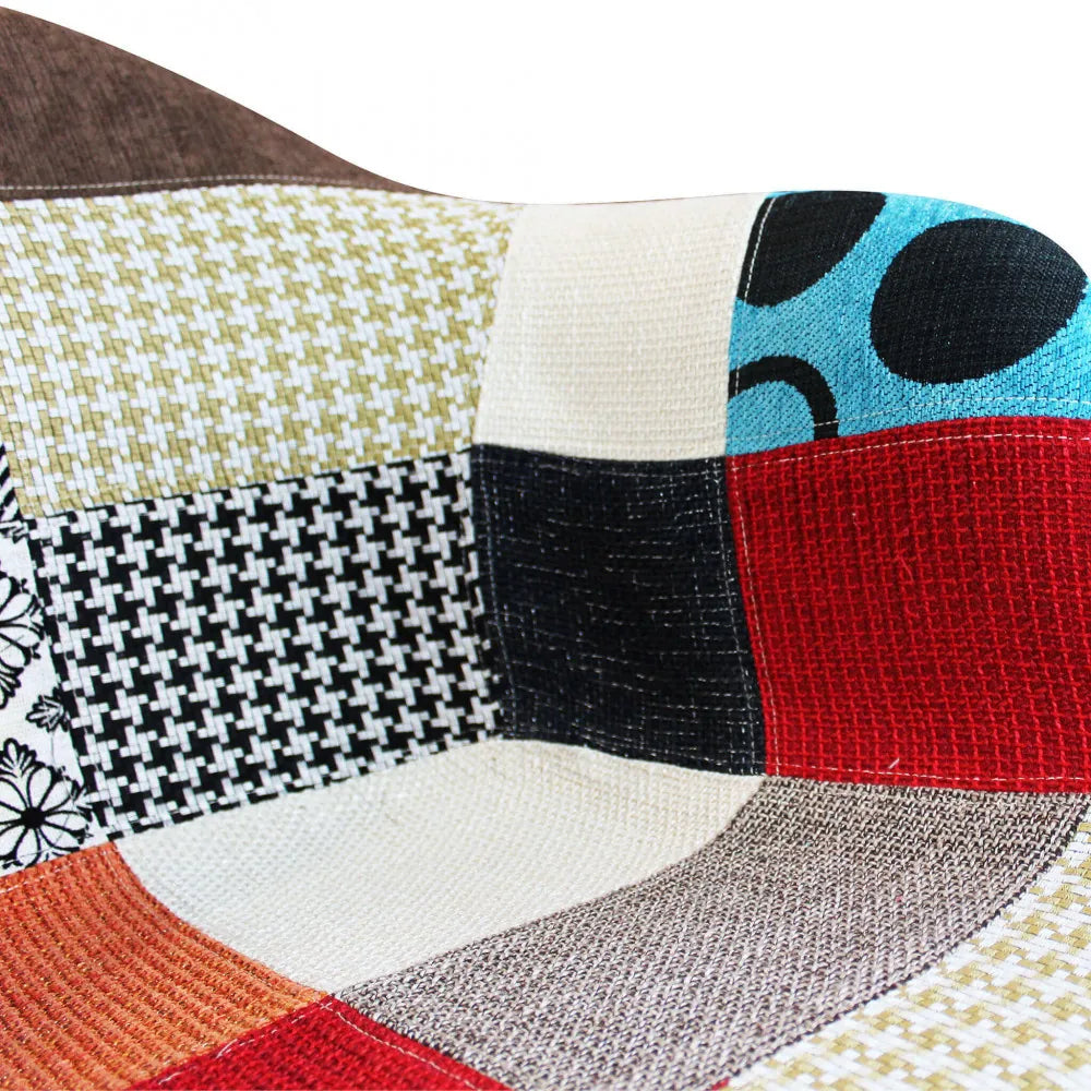 Poltrona dondolo Moritz in tessuto Patchwork multicolor con gambe in metallo e guide in legno, particolare seduta