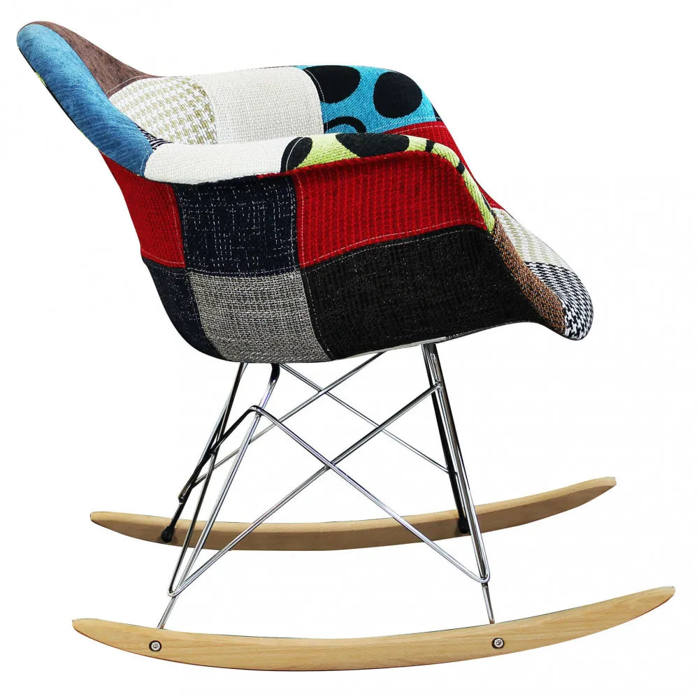 Poltrona dondolo Moritz in tessuto Patchwork multicolor con gambe in metallo e guide in legno, vista laterale