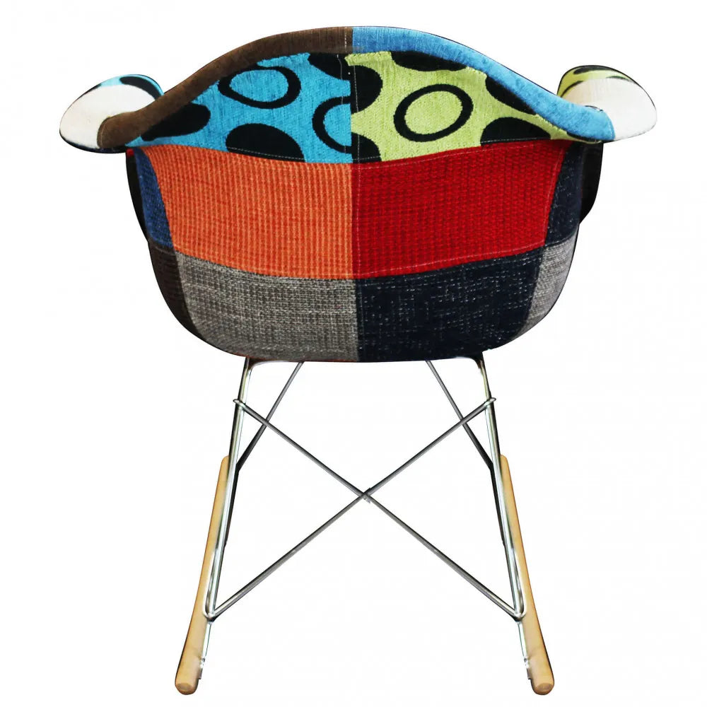 Poltrona dondolo Moritz in tessuto Patchwork multicolor con gambe in metallo e guide in legno, vista posteriore