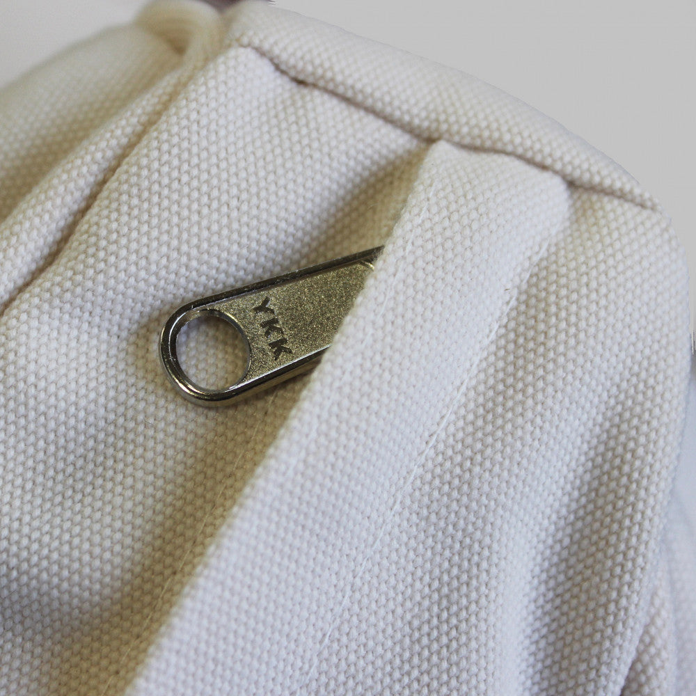 Poltrona da Esterno Martinez con struttura in teak naturale e cuscini spessi.