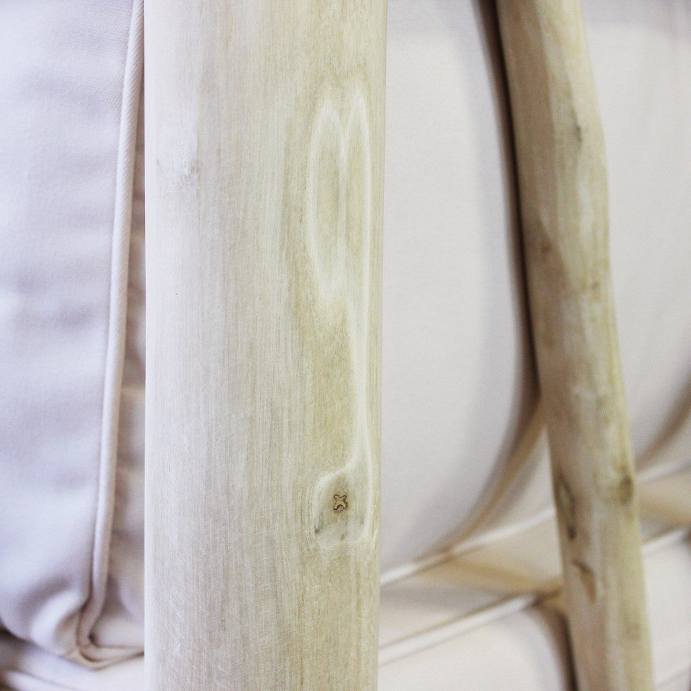 Poltrona da Esterno Martinez con struttura in teak naturale e cuscini spessi.