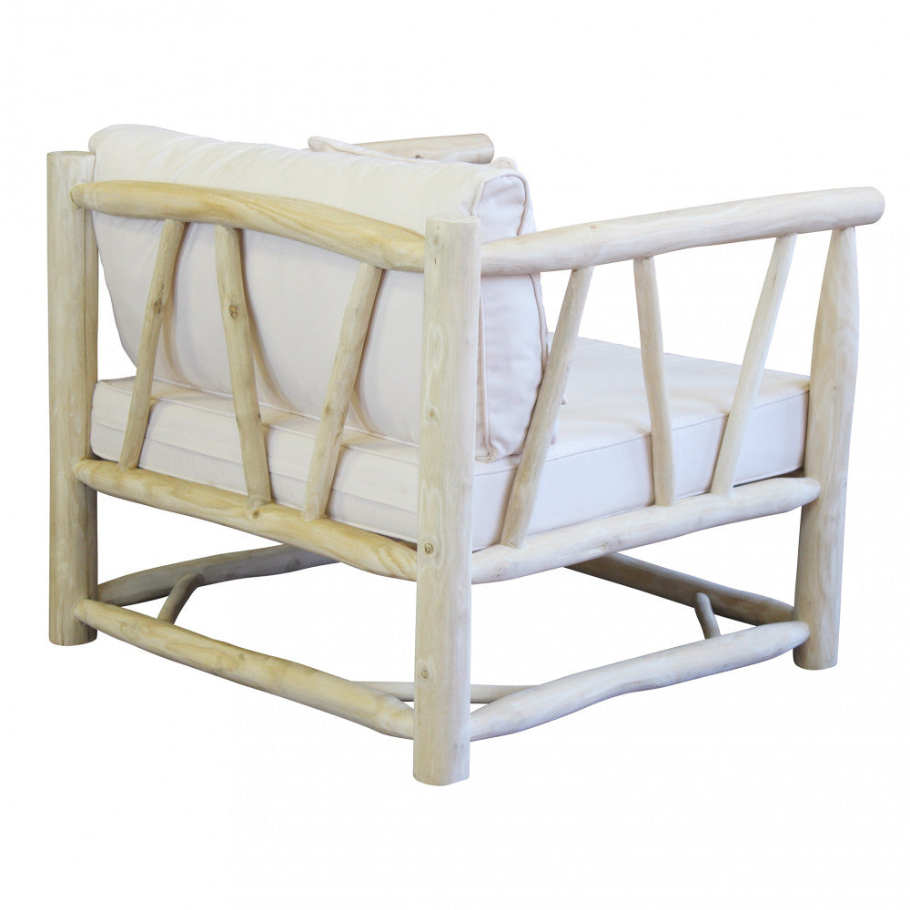 Poltrona da Esterno Martinez con struttura in teak naturale e cuscini spessi.