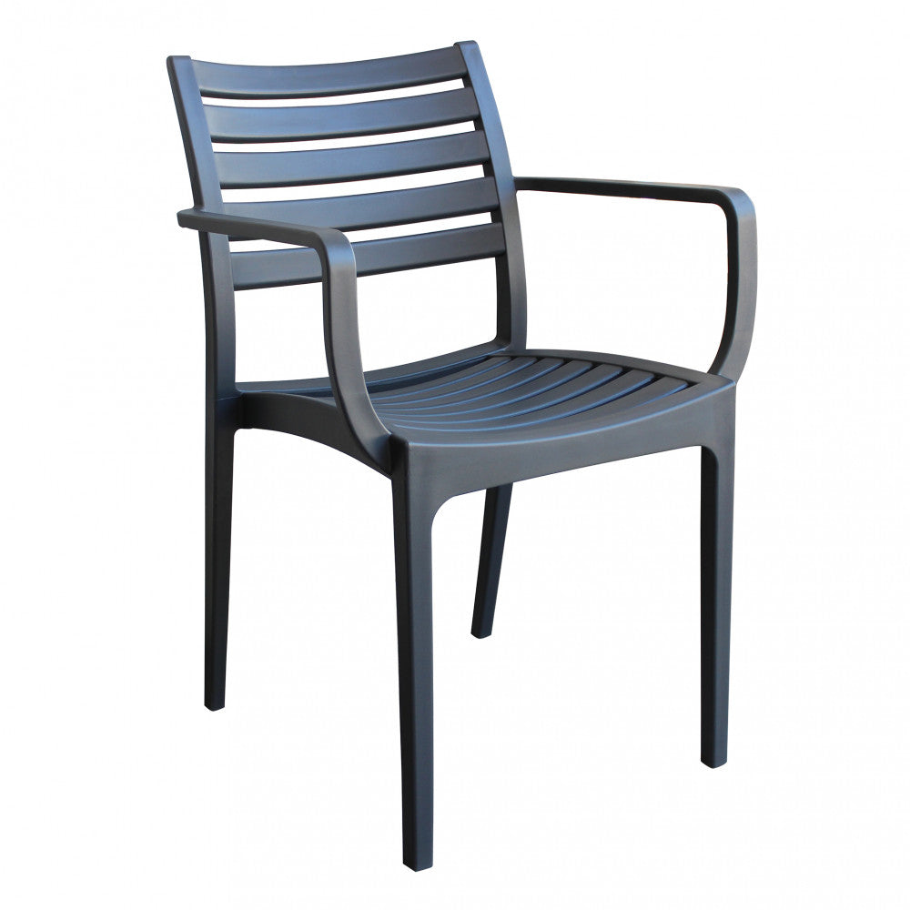 Poltrona Eveline antracite in un ambiente esterno elegante.