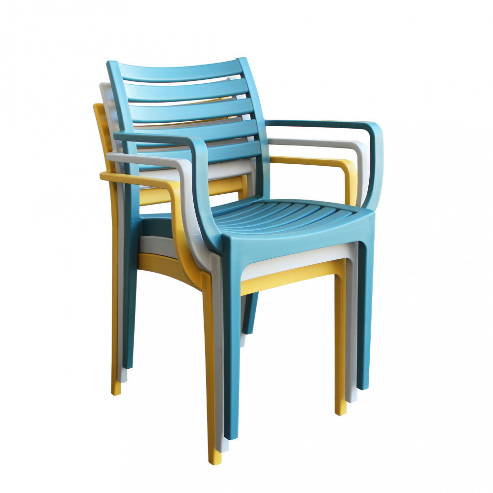 Poltrona Eveline bianca in un ambiente esterno luminoso.