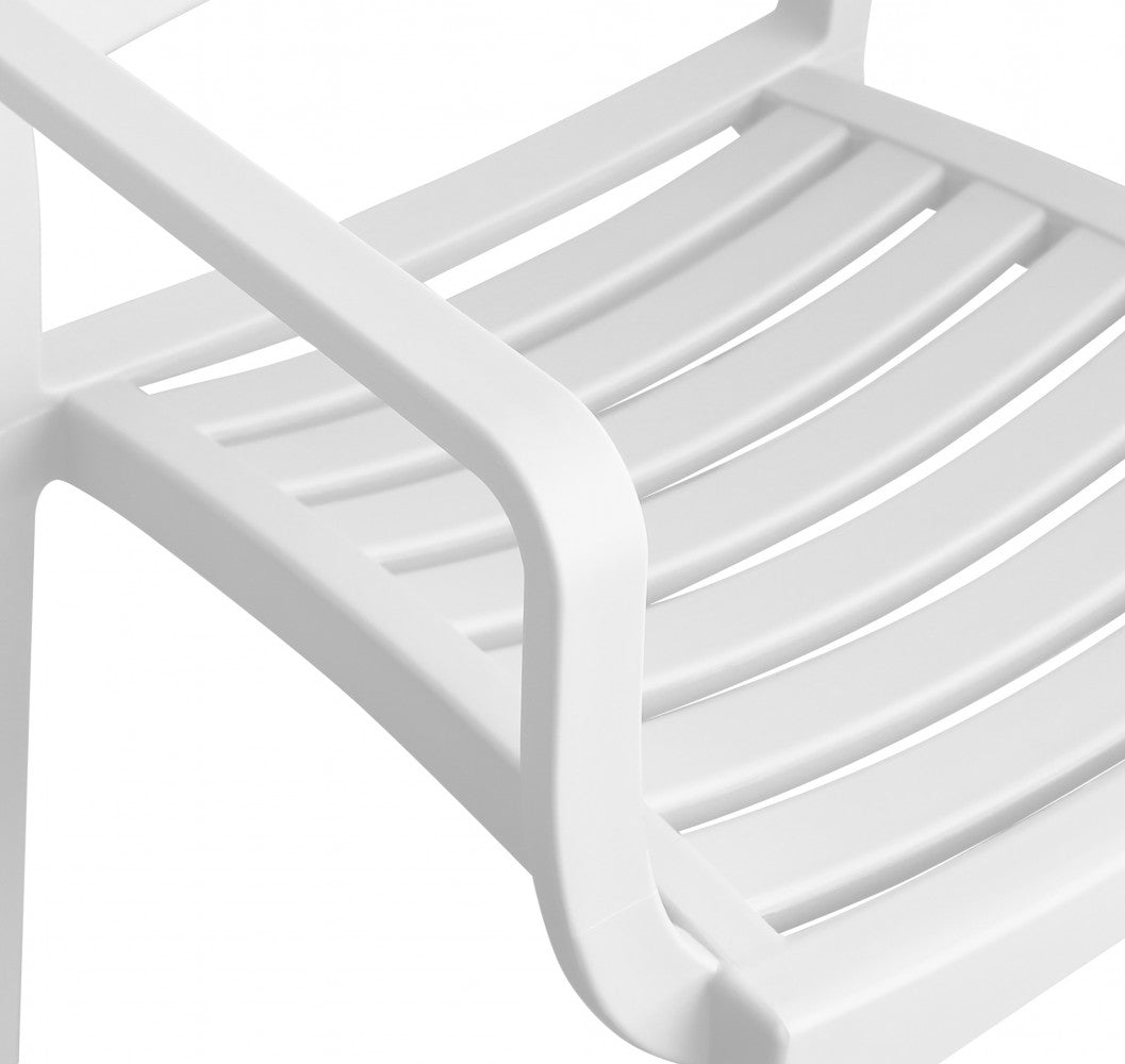 Poltrona Eveline bianca in un ambiente esterno luminoso.